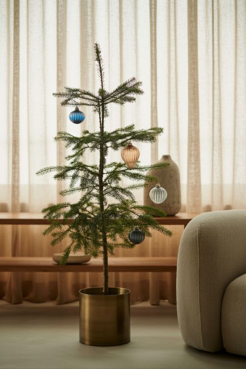 Choosing the Perfect Minimalist Christmas Tree – Elegant and Simple Holiday Decor