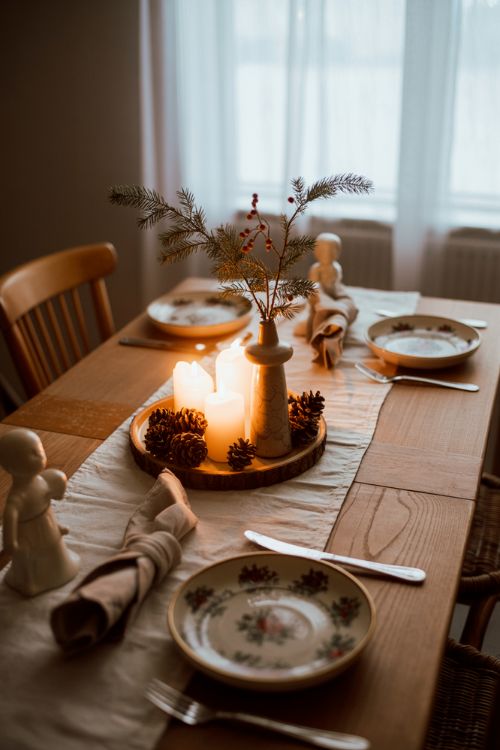 Cozy Winter Dining Decor – Layered Textiles and Seasonal Accents