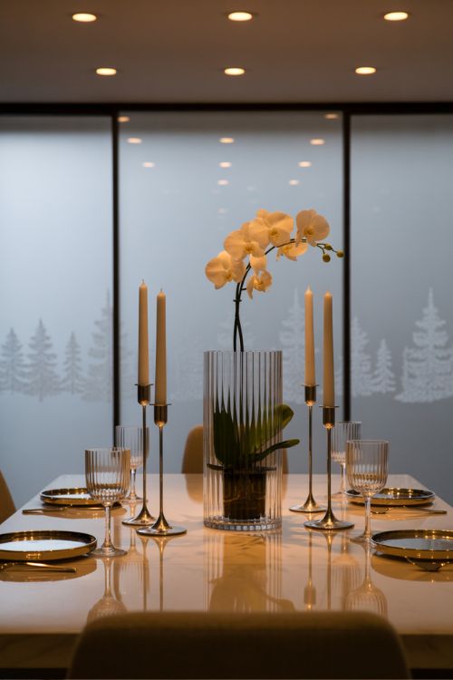 Elegant and Modern Christmas Dining Room Decor
