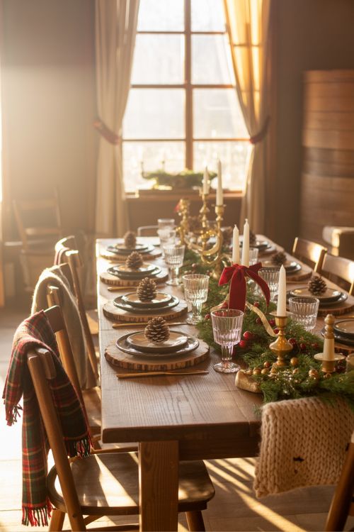 Rustic and Farmhouse Christmas Dining Room Decor