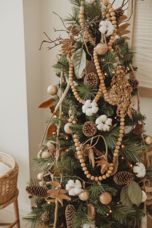 Rustic and Natural Boho Christmas Tree – Cozy and Timeless Holiday Style