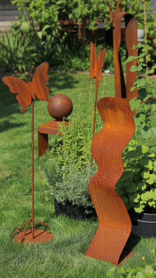 How Rusty Metal Sculptures Change a Yard