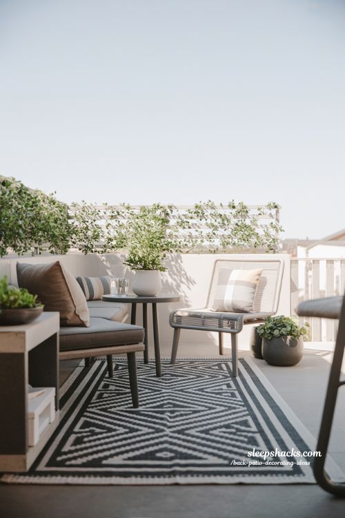 Modern Deck Corner Back Patio Ideas with Graphic Rug