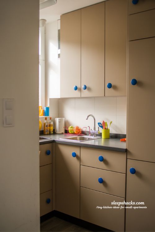 Tiny Kitchen Ideas For Small Apartments With Colorful Accent Details