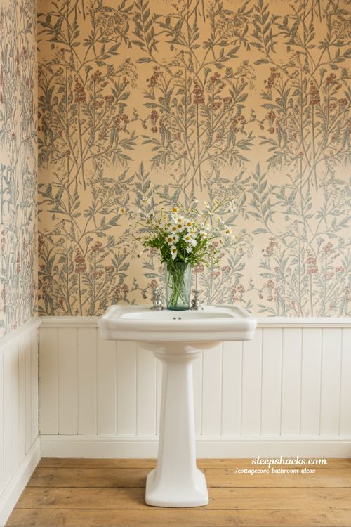 Vintage Floral Wallpaper Ideas for a Cottagecore Bathroom