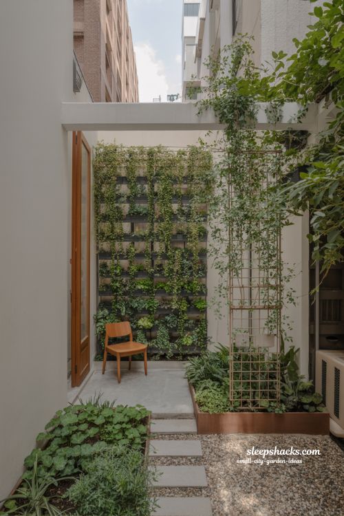 Small city garden ideas with quiet entry design and calm minimalist urban courtyard atmosphere