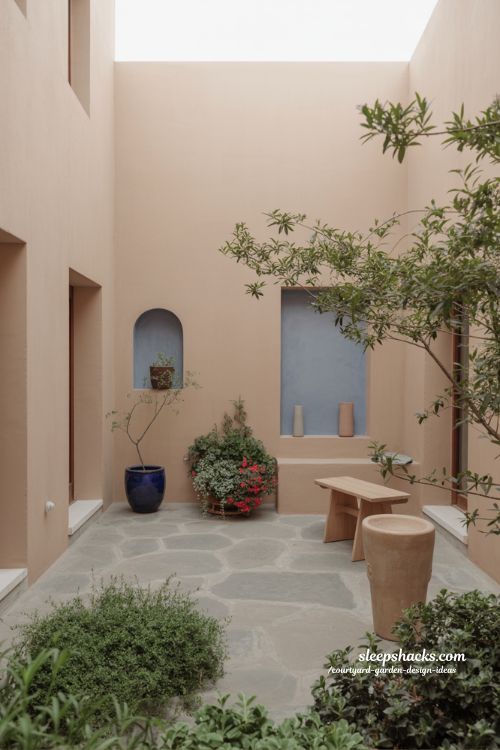 Small courtyard garden with color accents that transform mood and atmosphere