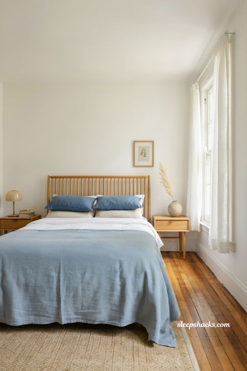 Blue and white bedroom ideas with warm wood accents and natural cozy interior styling