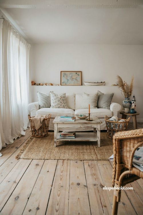 Coastal cottage living room ideas with blue and white throw pillows in mixed patterns and relaxed seaside style