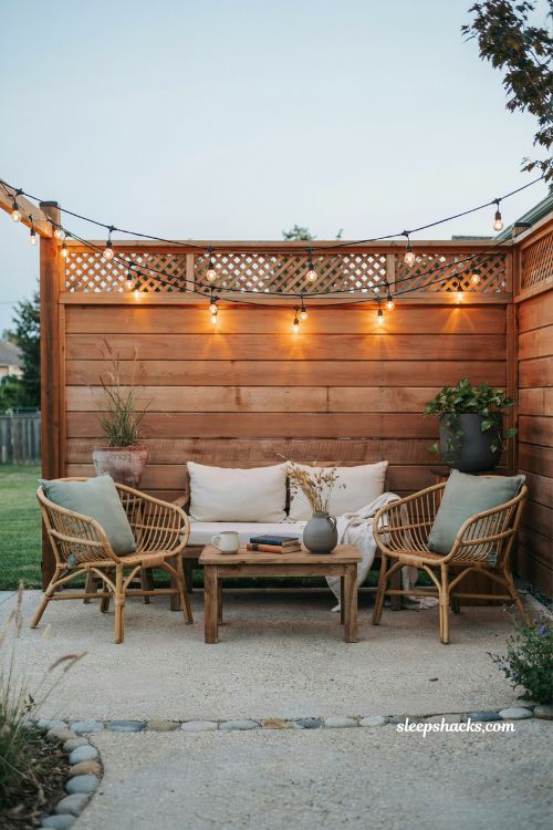Diy backyard privacy screen with string lights cozy outdoor seating nook ideas