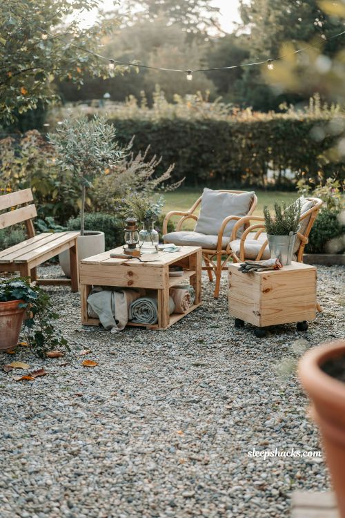 Diy outdoor coffee table from pallets and crates cozy patio furniture idea