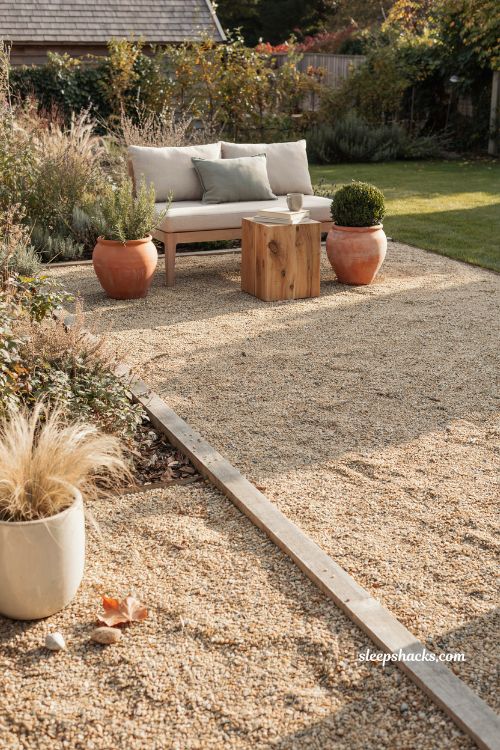 Diy pea gravel patio backyard idea with simple outdoor seating and garden design