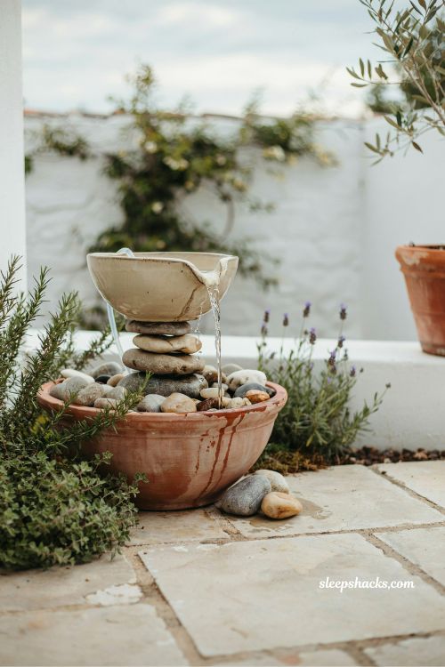 Simple floating solar pump fountain in a galvanized steel tub garden (1)