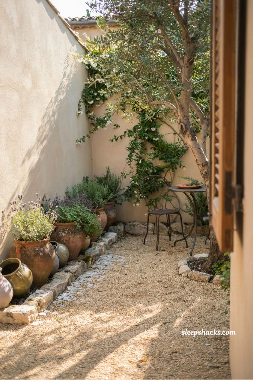 Small mediterranean garden ideas with gravel ground cover and south of france courtyard style 