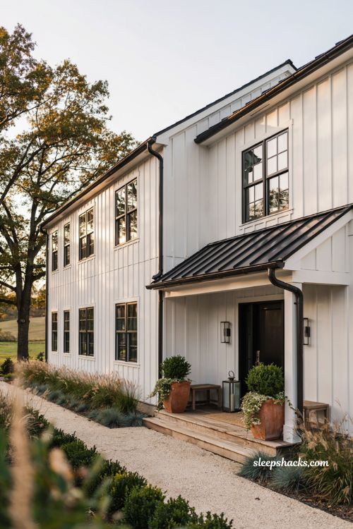 Black and white modern farmhouse exterior ideas with cozy curb appeal