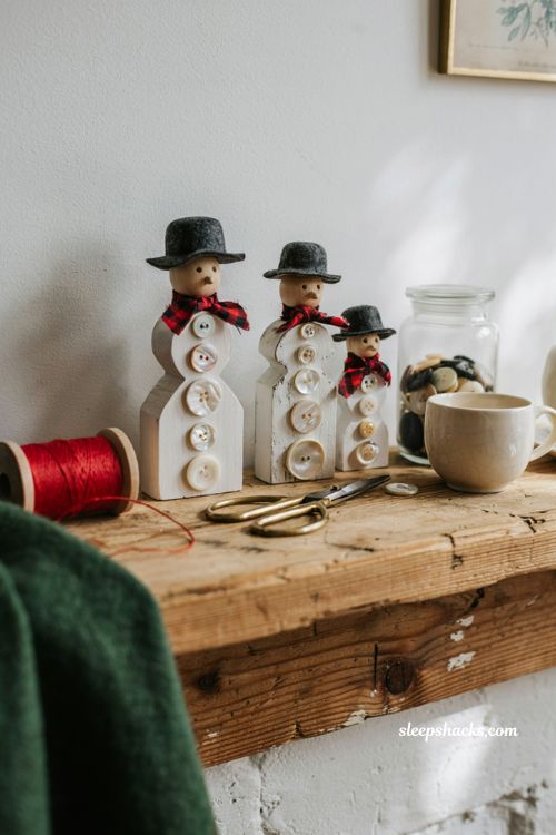Button snowman decor blocks easy rustic Christmas craft idea and DIY gift