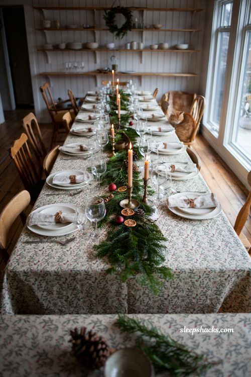Christmas table settings ideas with wrapping paper tablecloth holiday decor