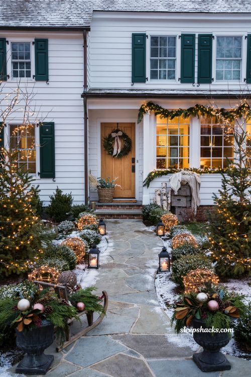 Christmas yard decorations ideas for a cozy farmhouse front yard with elegant outdoor holiday decor