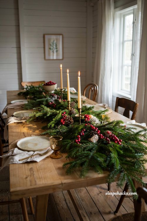 Easy christmas table setting ideas using cinnamon stick napkin bundles and twine