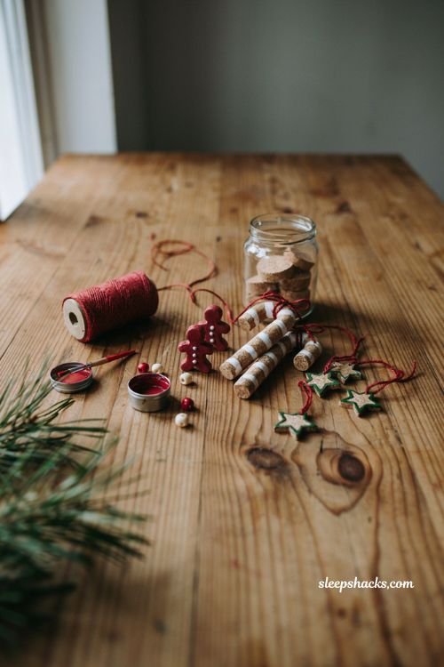 Handmade cork ornaments Christmas craft ideas easy sustainable DIY gifts