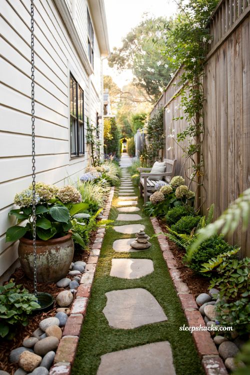 Side yard landscaping ideas with artificial turf and natural stepping stone garden walkway