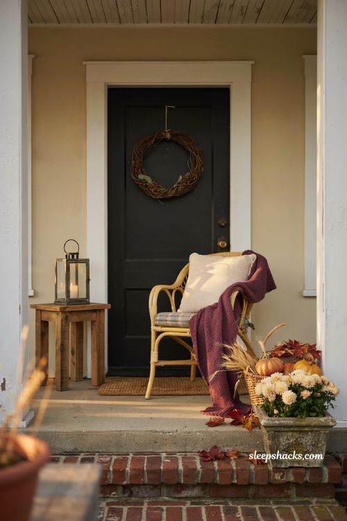 Simple fall porch decorating ideas with chunky knit throw blanket and cosy farmhouse autumn seating