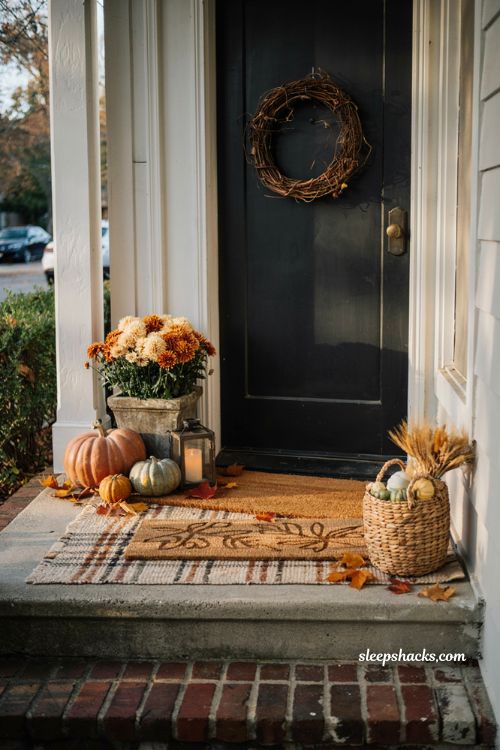 Small front porch fall decor ideas with layered outdoor rugs pumpkins and cosy farmhouse autumn entry