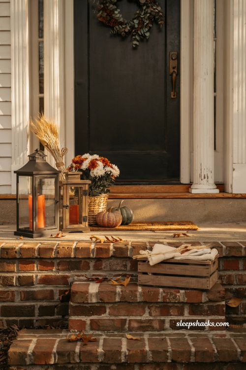 Small front porch fall decor ideas with rustic lanterns warm candlelight and cosy farmhouse autumn styling