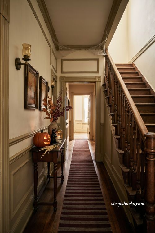 Bloxburg Halloween house wall trim ideas for spooky cottage decor
