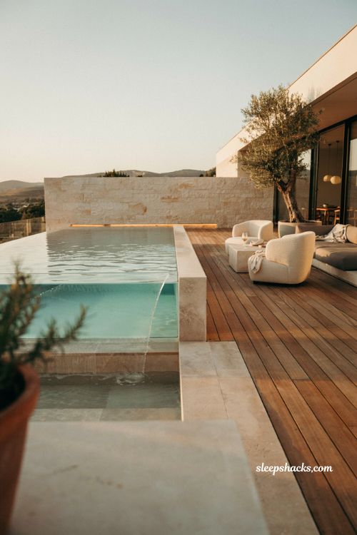 Glass wall negative edge infinity pool for modern backyard
