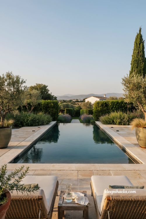 Classic single edge infinity pool design for backyard