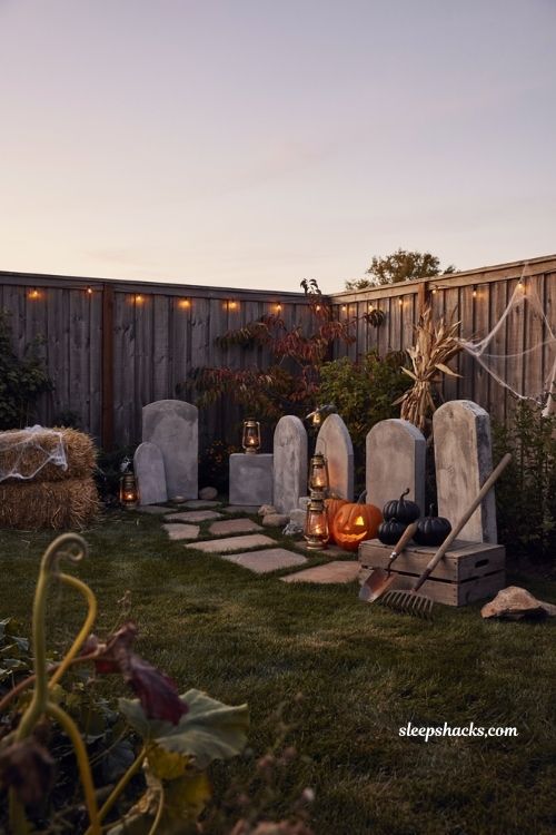 DIY tombstone and spooky outdoor Halloween party decor ideas