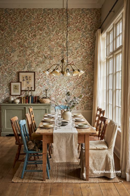 Dining room decoration ideas with mismatched chairs and bold wallpaper