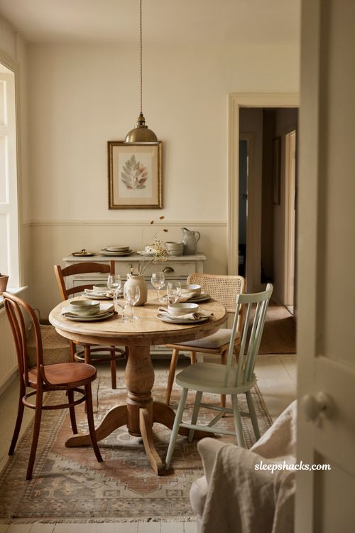 Dining room decoration ideas with round pedestal table
