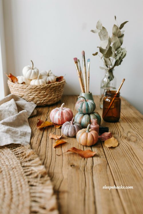 No-carve pumpkin decorating ideas with marbled nail polish mini pumpkins for creative fall decor