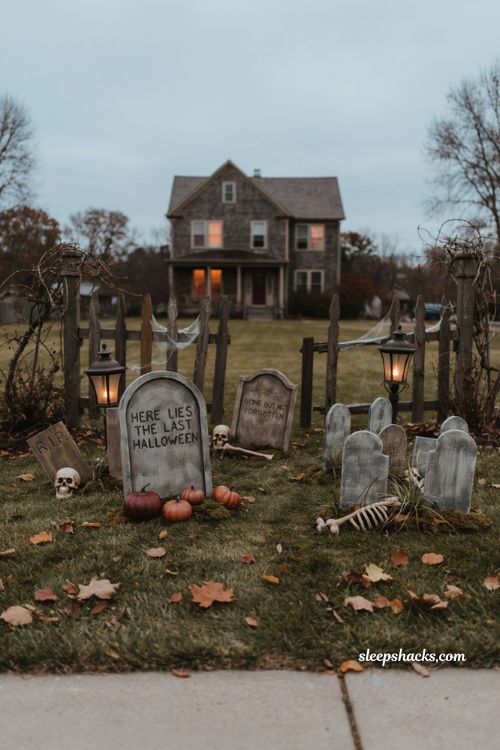 Outdoor Halloween decor front yards full graveyard ideas