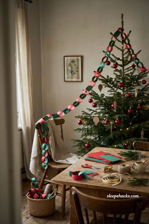 Paper chain Christmas garland craft for kids with red and green cardstock