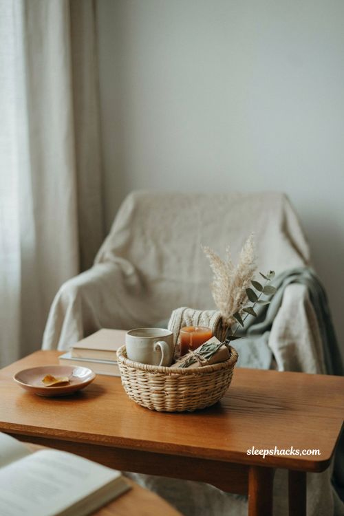Small boo basket ideas for girlfriend with simple cozy gifts and minimalist decor