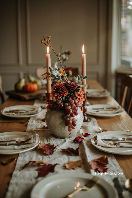Thanksgiving flower arrangement ideas with grapes and autumn flowers 