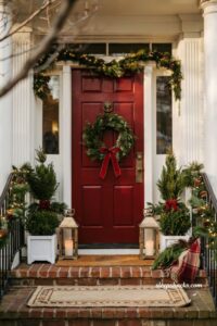 15 Traditional Christmas Porch Decor Ideas That Feel Timeless