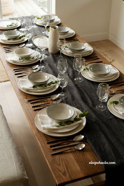 simple Thanksgiving table with white napkins and boxwood sprigs minimalist holiday decor