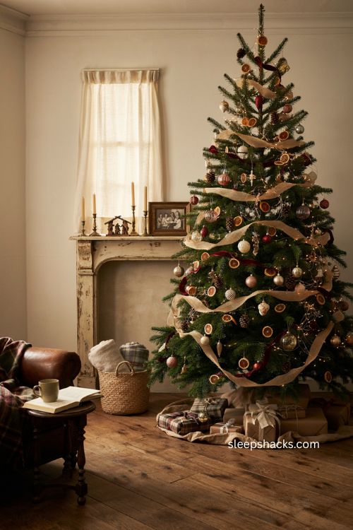 Christmas tree garland ideas with rustic natural textures and layered ornaments 
