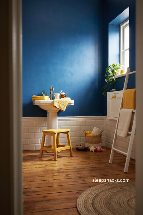 Contrasting color kids bathroom ideas with blue and sunny yellow accents