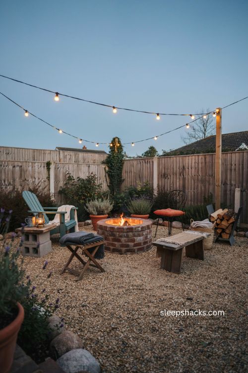 Cozy backyard ideas with small fire pit and outdoor seating 