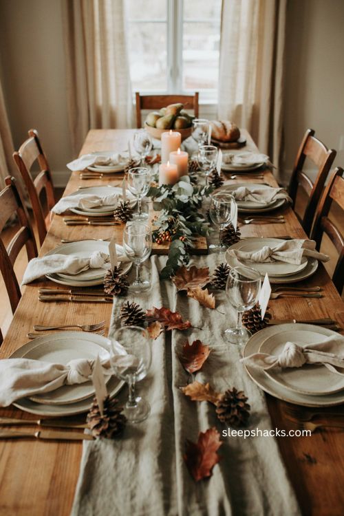 DIY pinecone place cards for an elegant Thanksgiving table 
