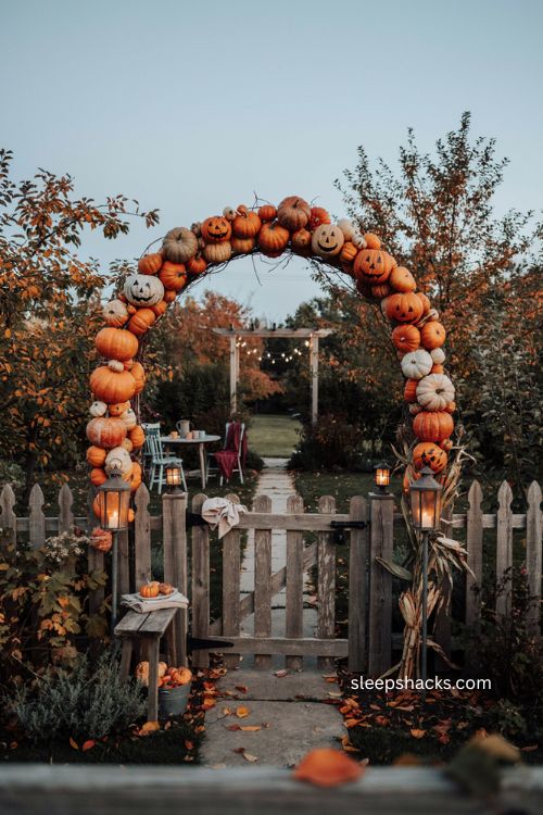 Diy pumpkin arch entrance for backyard Halloween party decorations 