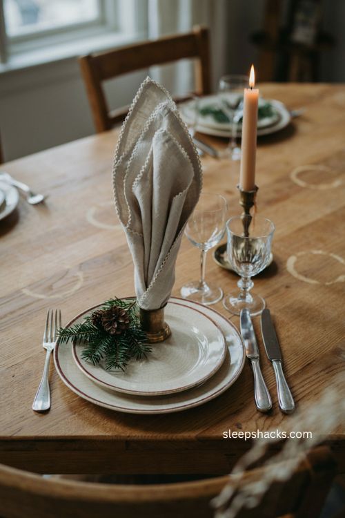 Fountain burst napkin folding idea with scalloped edge for Christmas 