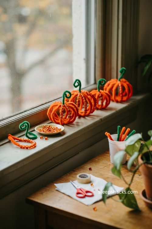 Pipe cleaner beaded pumpkin craft for toddlers with colorful autumn beads 