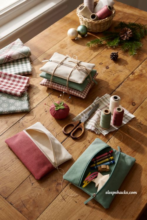 Zippered pouch Christmas sewing ideas for handmade gifts 