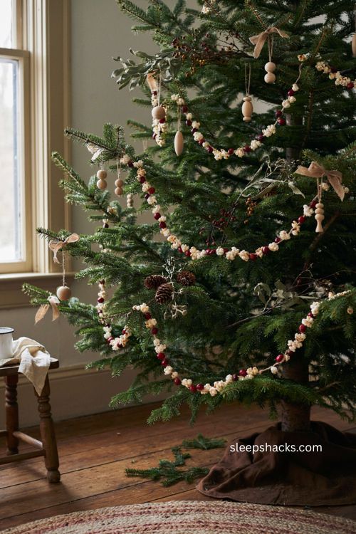 primitive Christmas tree with popcorn and cranberry garland colonial farmhouse decor 